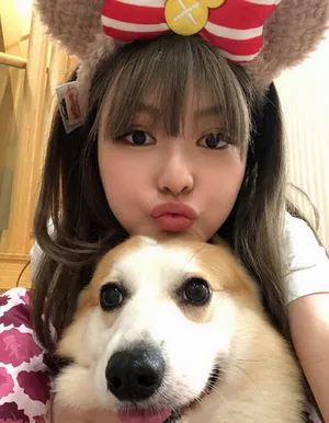 周扬青与狗狗吐舌撅嘴可爱美照图片