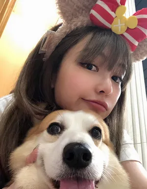 周扬青与狗狗吐舌撅嘴可爱美照图片