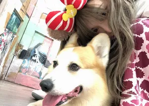 周扬青与狗狗吐舌撅嘴可爱美照图片_2