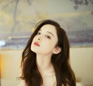 娜扎性感甜美五连拍可爱捂脸美照图片_3
