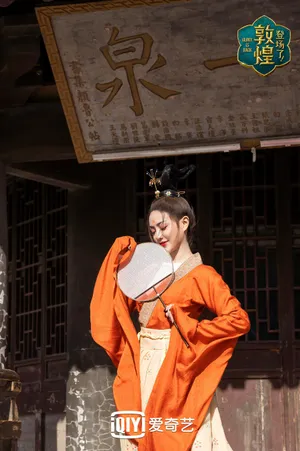 谢可寅朱红色贵族造型大气写真图片_4