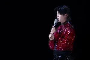 黄明昊酒红色外套帅气亮眼现场照图片
