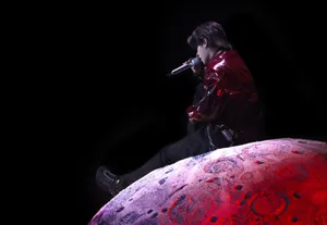 黄明昊酒红色外套帅气亮眼现场照图片