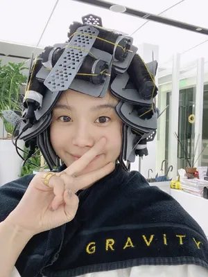 奚梦瑶素颜烫头悠闲甜美自拍图片