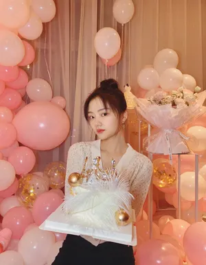 任敏清秀养眼生日写真图片