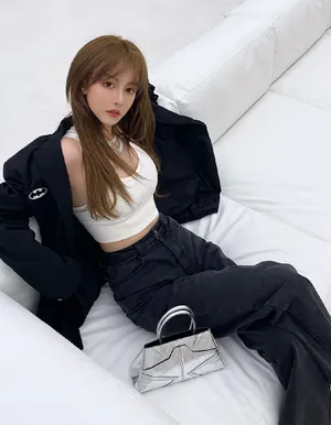 周麟嘉背心西装丰满性感写真