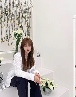 周麟嘉背心西装丰满性感写真_2