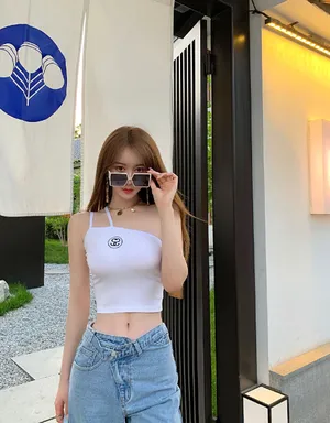 周麟嘉吊带小蛮腰性感旅拍照图片_2