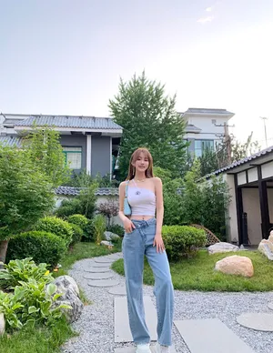 周麟嘉吊带小蛮腰性感旅拍照图片_4