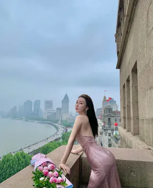 周麟嘉露背开叉吊带裙性感图片写真_1