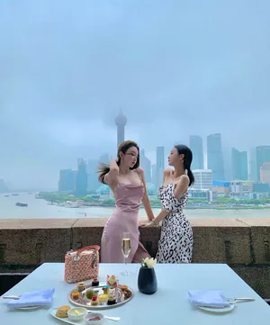 周麟嘉露背开叉吊带裙性感图片写真_3