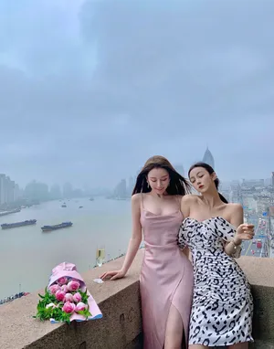 周麟嘉露背开叉吊带裙性感图片写真_5