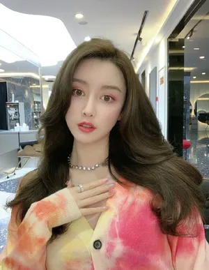 美女明星周麟嘉性感自拍照图片