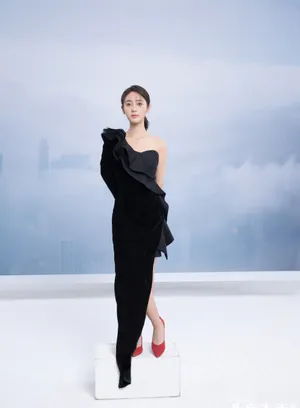 邢菲斜肩礼裙性感写真图片_2