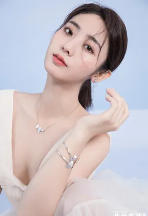 邢菲斜肩礼裙性感写真图片_3