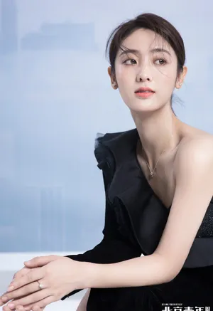 邢菲斜肩礼裙性感写真图片_6