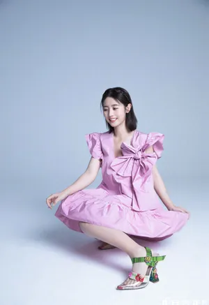 邢菲斜肩礼裙性感写真图片_7