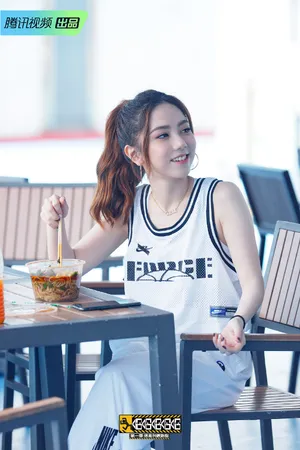 邓紫棋《哈哈哈哈哈》球衣造型剧照图片_2