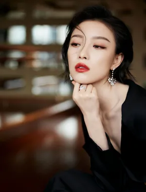 倪妮黑色露肩套装美艳性感写真图片
