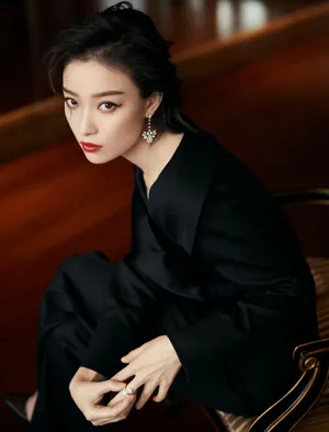 倪妮黑色露肩套装美艳性感写真图片