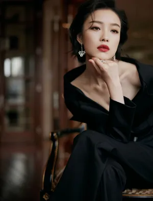 倪妮黑色露肩套装美艳性感写真图片_2