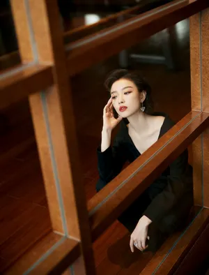倪妮黑色露肩套装美艳性感写真图片_3
