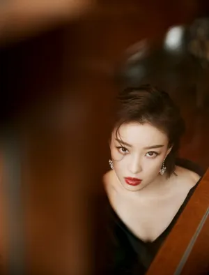 倪妮黑色露肩套装美艳性感写真图片_5