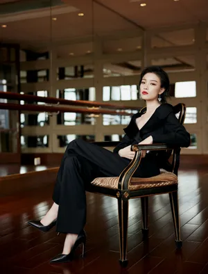 倪妮黑色露肩套装美艳性感写真图片_7