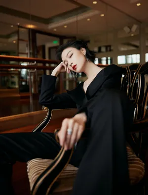 倪妮黑色露肩套装美艳性感写真图片_8