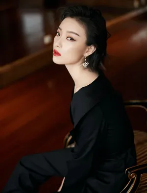 倪妮黑色露肩套装美艳性感写真图片_9