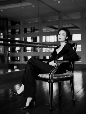 倪妮性感妩媚黑白写真图片_8