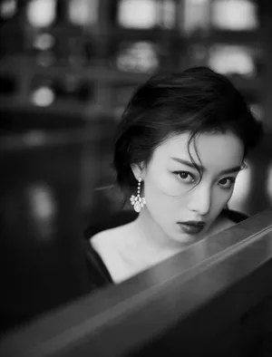 倪妮性感妩媚黑白写真图片_9