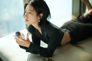周雨彤露腰装酷美写真图片_2