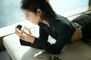 周雨彤露腰装酷美写真图片_3