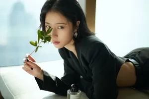周雨彤露腰装酷美写真图片_4