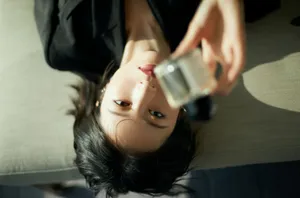 周雨彤露腰装酷美写真图片_5