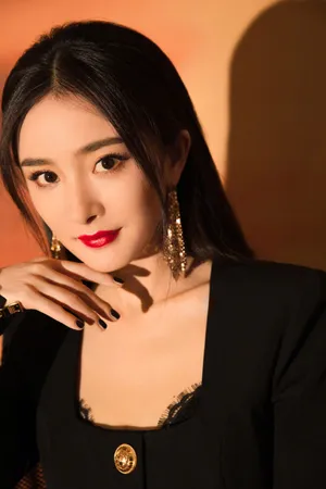 杨幂红唇黑裙优雅性感写真图片
