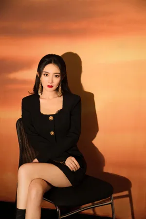 杨幂红唇黑裙优雅性感写真图片_2