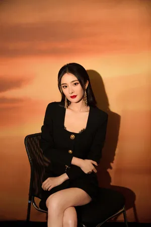 杨幂红唇黑裙优雅性感写真图片_4
