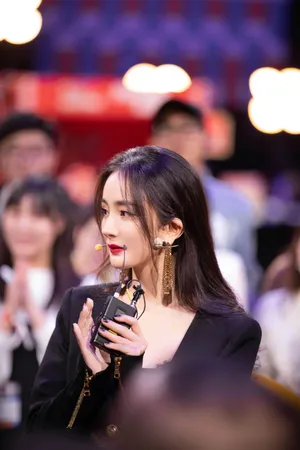杨幂红唇黑裙优雅性感写真图片_7