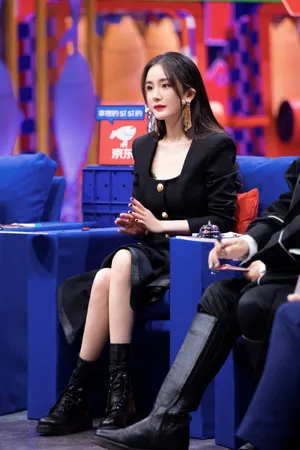 杨幂红唇黑裙优雅性感写真图片_9