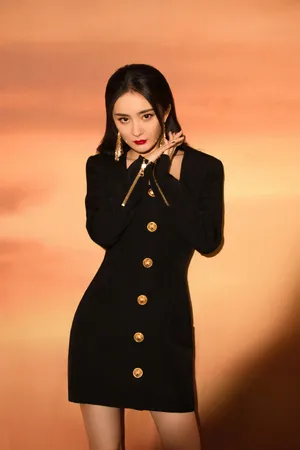 杨幂红唇黑裙优雅性感写真图片_10