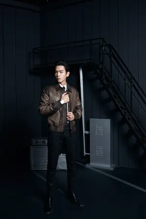 张若昀棕皮夹克型男魅力写真图片_5