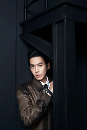 张若昀棕皮夹克型男魅力写真图片_7