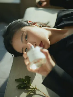 周雨彤酷飒性感活动写真照图片_5