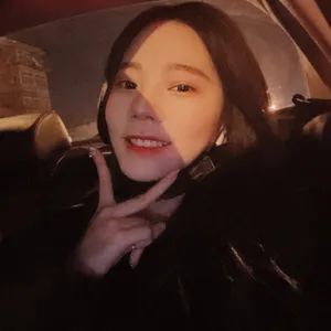 张紫宁甜美俏皮深夜自拍照图片