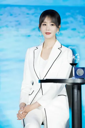 海陆白色西装洒脱干练写真图片_3
