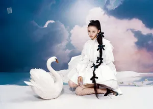 林允蝴蝶结超长发辫写真图片