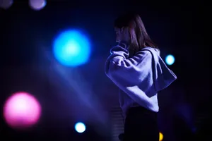 冯提莫清秀甜美光影写真图片_2