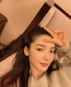 代斯半马尾清新俏皮自拍图片_1